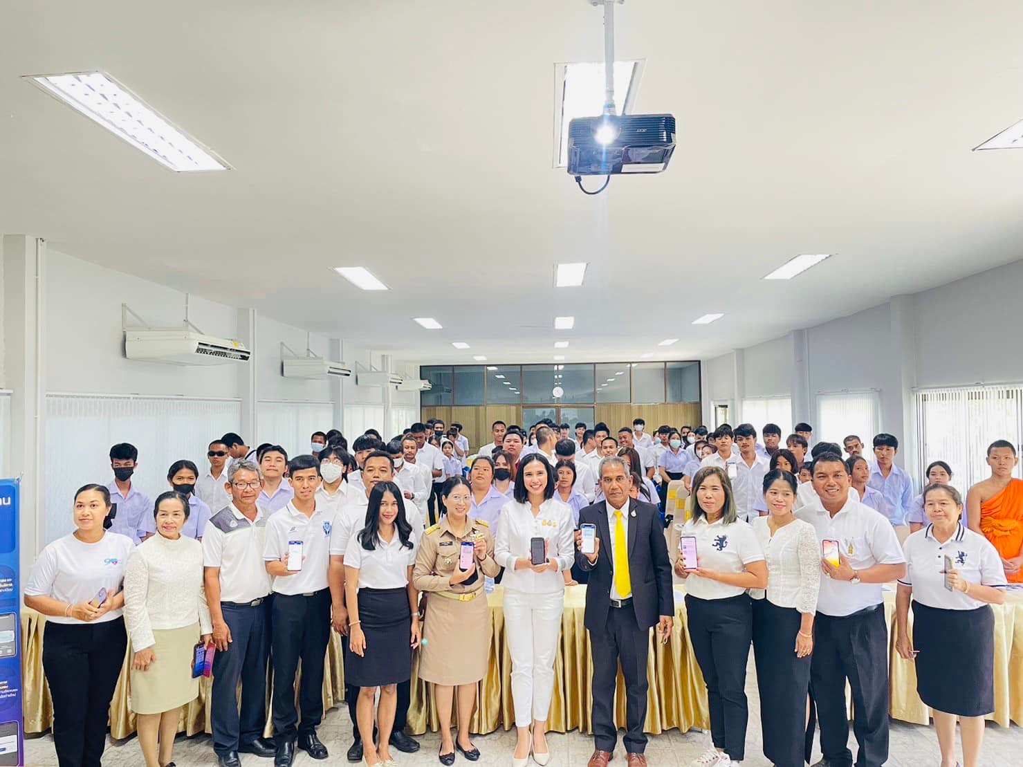 📣อ.เมืองสุราษฎร์ธานี
       💛วันนี้ (26 มิ.ย. 66) นายสิทธิชัย ไทยเจริญ นายอำเภอเมืองสุราษฎร์ธานี มอบหมายให้ นางสาวปรีหทัย บุญทอง ปลัดอำเภองานสำนักงานอำเภอ และนายชานิศ ทองสวัสดิ์ ปลัดอำเภอฝ่ายทะเบียนและบัตร และนางสาวเนาวรัตน์ มีเพียร ปลัดอำเภอ ลงพื้นที่ขับเคลื่อนการลงทะเบียนใช้งานแอปพลิเคชัน “ThalD” หรือ “ไทยดี” ด้วยการประชาสัมพันธ์การลงทะเบียน และแจ้งประโยชน์ของแอปพลิเคชันดังกล่าว ดังนี้
🔸เวลา 11.00 น. ประชาสัมพันธ์ให้แก่คณะครู และนักเรียน ณ ศูนย์ส่งเสริมการเรียนรู้อำเภอเมืองสุราษฎร์ธานี (ศสกร.อำเภอ)
🔸เวลา 13.00 น. ประชาสัมพันธ์ให้แก่คณะครูและนักเรียน โรงเรียนนิคมสร้างตนเอง ตำบลขุนทะเล