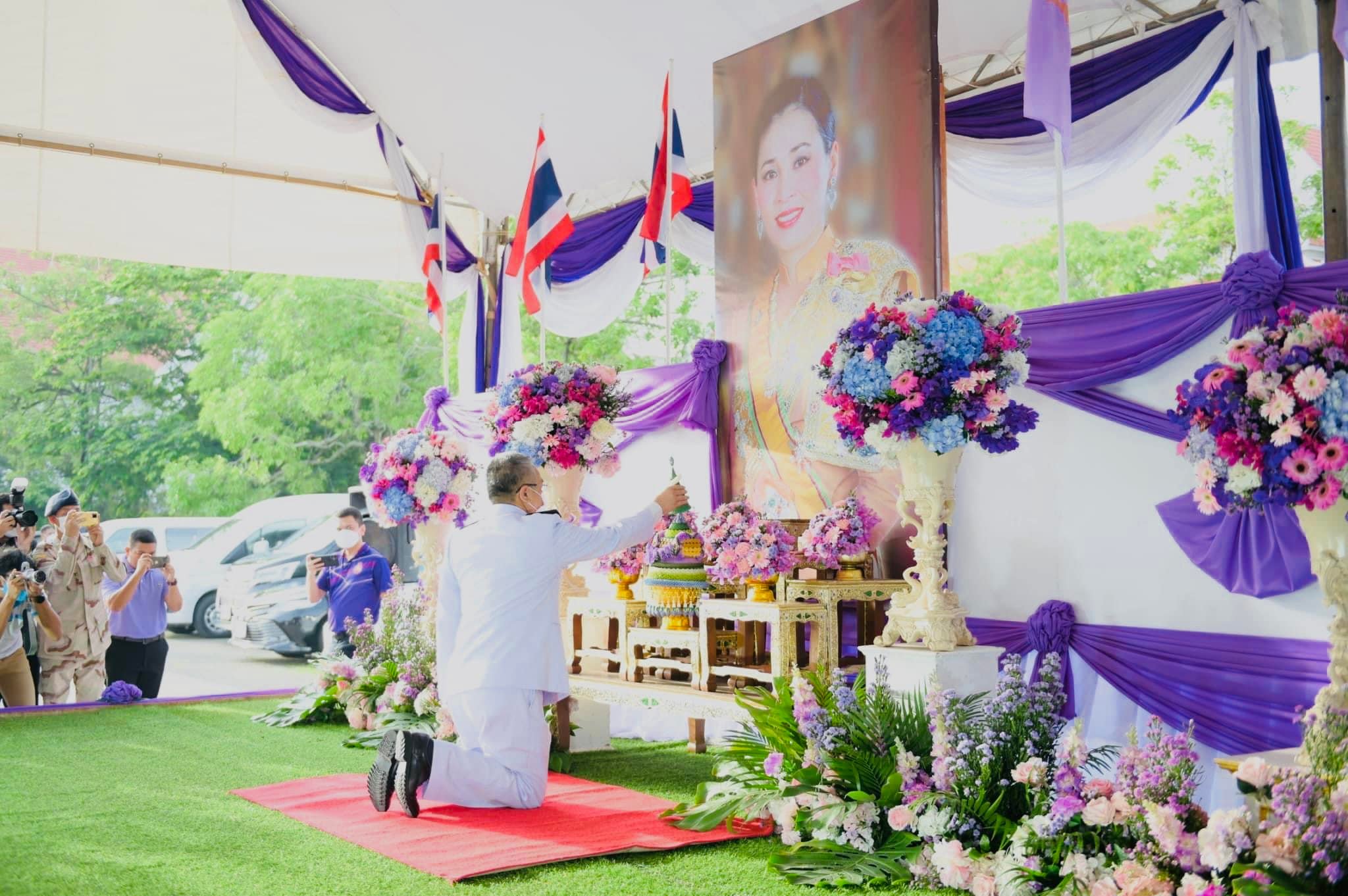 💟วันนี้ (3 มิ.ย.66) นายเลอชาย สยังกูล ปลัดอำเภอหัวหน้ากลุ่มงานบริหารงานปกครอง รักษาราชการแทนนายอำเภอเมืองสุราษฎร์ธานี มอบหมายให้ นายเสกสรร พลายแก้ว ปลัดอำเภอ, นายชานิศ ทองสวัสดิ์ ปลัดอำเภอ, นางสาวปรีหทัย บุญทอง ปลัดอำเภอ และนายกิตติพงศ์ หยูนิษ ปลัดอำเภอ เข้าร่วมกิจกรรมเฉลิมพระเกียรติสมเด็จพระนางเจ้าฯ พระบรมราชินี เนื่องในโอกาสวันเฉลิมพระชนมพรรษา 3 มิถุนายน 2566 ดังนี้
🟣 เวลา 07.00 น. พิธีทำบุญตักบาตรถวายพระราชกุศล ณ บริเวณสนามหน้าศาลากลางจังหวัดสุราษฎร์ธานี
🟡เวลา 10.00 น. กิจกรรมจิตอาสาพัฒนาปลูกต้นไม้ ณ หน่วยพัฒนาการเคลื่อนที่ 46 ตำบลวัดประดู่ อำเภอเมืองสุราษฎร์ธานี
🟣พิธีถวายเครื่องราชสักการะและวางพานพุ่ม และพิธีจุดเทียนถวายพระพรชัยมงคล ณ อาคารศูนย์กลางการประชุมสัมมนาภาคใต้ตอนบน ศาลากลางจังหวัดสุราษฎร์ธานี
