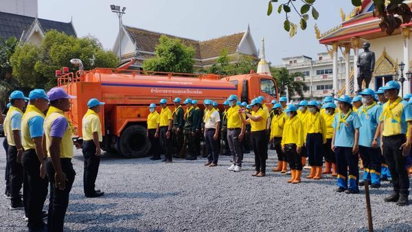 💛💜ศูนย์อำนวยการจิตอาสาพระราชทาน อำเภอเมืองสุราษฎร์ธานี
        วันอังคาร ที่ 11 เมษายน 2566  เวลา 09.00 น. ณ วัดกลาง(เก่า) ตำบลตลาด อำเภอเมืองสุราษฎร์ธานี จังหวัดสุราษฎร์ธานี 
       นายสิทธิชัย ไทยเจริญ ผู้อำนวยการศูนย์อำนวยการจิตอาสาพระราชทาน อำเภอเมืองสุราษฎร์ธานี /นายอำเภอเมืองสุราษฎร์ธานี มอบหมายให้นางสาวปรีหทัย บุญทอง ปลัดอำเภอ บูรณาการร่วมกับหน่วยงานในพื้นที่จัดกิจกรรมจิตอาสาพัฒนาพระบรมราชานุสาวรีย์พระบาทสมเด็จพระจุลจอมเกล้าเจ้าอยู่หัว พระปิยะมหาราช 
       โดยมีศูนย์อำนวยการจิตอาสาพระราชทานจังหวัด มทบ.45 ค่ายวิภาวดีรังสิต เทศบาลนครสุราษฎร์ธานี สำนักงานเกษตรอำเภอ สำนักงานพัฒนาชุมชนอำเภอ สำนักงานประมงอำเภอ กศน.อำเภอเมืองฯ เข้าร่วมกิจกรรมโดยพร้อมเพรียงกัน