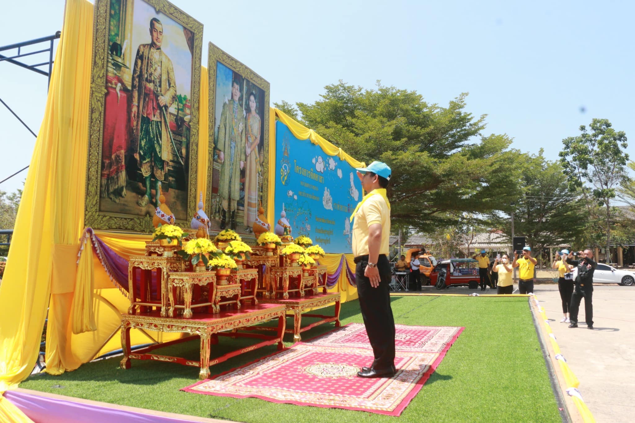 💛💜ศูนย์อำนวยการจิตอาสาพระราชทานอำเภอเมืองสุราษฎร์ธานี💛💜
     วันที่ 6 เมษายน 2566 เวลา 13.00 น. ณ วัดกลางใหม่ ตำบลมะขามเตี้ย
      นายสิทธิชัย ไทยเจริญ นายอำเภอเมืองสุราษฎร์ธานี/ผู้อำนวยการศูนย์อำนวยการจิตอาสาพระราชทานอำเภอเมืองสุราษฎร์ธานี มอบหมายให้ นางสาวปรีหทัย บุญทอง ปลัดอำเภองานสำนักงานอำเภอ พร้อมด้วยหัวหน้าส่วนราชการระดับอำเภอ ผู้บริหารองค์กรปกครองส่วนท้องถิ่น กำนัน ผู้ใหญ่บ้าน ฯลฯ และสมาชิก อส. เข้าร่วมกิจกรรมจิตอาสาพัฒนา และกิจกรรมจิตอาสาบริการประชาชน เนื่องในวันที่ระลึกพระบาทสมเด็จพระพุทธยอดฟ้าจุฬาโลก มหาราช วันจักรี และกิจกรรมจิตอาสาบำเพ็ญสาธารณประโยชน์ เนื่องในวันข้าราชการพลเรือน ประจำปี พ.ศ.2566 กิจกรรมประกอบด้วยจิตอาสาพัฒนาวัดกลางใหม่ จิตอาสาบริการประชาชน FIX IT CENTER เปลี่ยนถ่ายน้ำมันเครื่องรถจักรยานยนต์ ซ่อมเครื่องใช้ไฟฟ้าภายในบ้าน เครื่องมือทางการเกษตร บริการตัดผม เพื่อร่วมกันพัฒนาคุณภาพชีวิตของประชาชนในพื้นที่
       โดยมีนายชูศักดิ์ รู้ยิ่ง รองผู้ว่าราชการจังหวัดสุราษฎร์ธานี/ รองผู้อำนวยการศูนย์อำนวยการจิตอาสาพระราชทานจังหวัดสุราษฎร์ธานี/ เป็นประธานพิธี