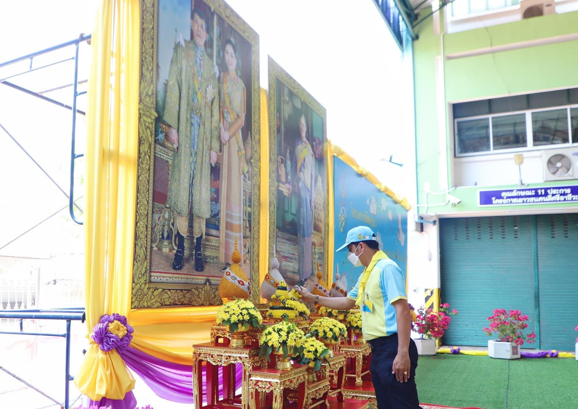 💛💜ศูนย์อำนวยการจิตอาสาพระราชทานอำเภอเมืองสุราษฎร์ธานี💛💜
     วันที่ 2 เมษายน 2566 เวลา 13.00 น. ณ วิทยาลัยสารพัดช่างสุราษฎร์ธานี ตำบลตลาด 
      นายสิทธิชัย ไทยเจริญ นายอำเภอเมืองสุราษฎร์ธานี/ผู้อำนวยการศูนย์อำนวยการจิตอาสาพระราชทานอำเภอเมืองสุราษฎร์ธานี มอบหมายให้ นายอัธ วังสะวิบูลย์ ปลัดอำเภอฝ่ายความมั่นคง นางสาวปรีหทัย บุญทอง ปลัดอำเภองานสำนักงานอำเภอ พร้อมด้วยหัวหน้าส่วนราชการระดับอำเภอ ผู้บริหารองค์กรปกครองส่วนท้องถิ่น กำนัน ผู้ใหญ่บ้าน ฯลฯ และสมาชิก อส. เข้าร่วมกิจกรรมจิตอาสาพัฒนา และกิจกรรมจิตอาสาบริการประชาชน เนื่องในวันคล้ายวันพระราชสมภพ สมเด็จพระกนิษฐาธิราชเจ้า กรมสมเด็จพระเทพรัตนราชสุดาฯ สยามบรมราชกุมารี และกิจกรรมจิตอาสาบำเพ็ญสาธารณประโยชน์ เนื่องในวันข้าราชการพลเรือน ประจำปี พ.ศ.2566 โดยมีนายนันธวัช เจริญวรรณ รองผู้ว่าราชการจังหวัดสุราษฎร์ธานี/ รองผู้อำนวยการศูนย์อำนวยการจิตอาสาพระราชทานจังหวัดสุราษฎร์ธานี/หัวหน้าจิตอาสา 904 จังหวัดสุราษฎร์ธานี เป็นประธานในพิธี
  🔩⚙️กิจกรรมประกอบด้วย
🔸จิตอาสาพัฒนาวิทยาลัยสารพัดช่างสุราษฎร์ธานี 
🔸พัฒนาวัดสามัคคีผดุงพันธ์ 
🔸จิตอาสาบริการประชาชน FIX IT CENTER เปลี่ยนถ่ายน้ำมันเครื่องรถจักรยานยนต์ ซ่อมเครื่องใช้ไฟฟ้าภายในบ้าน เครื่องมือทางการเกษตร 
🔸บริการตัดผม สอนวิชาชีพหลักสูตรระยะสั้น โดยไม่เสียค่าใช้จ่าย 
🔸มอบทุนการศึกษาจำนวน 10 ทุนๆละ 3,000 บาท 
🔸มอบรถโยกเพื่อร่วมกันพัฒนาคุณภาพชีวิตผู้ประสบปัญหาทางสังคม