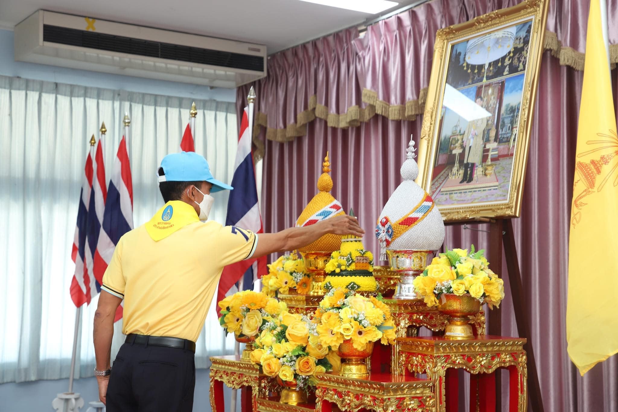 💛ศูนย์อำนวยการจิตอาสาพระราชทาน อำเภอเมืองสุราษฎร์ธานี 💛
1. วันพุธที่ 15 กุมภาพันธ์ 2566  เวลา 13.30-14.30 น.
2. ประเภทงานจิตอาสา : จิตอาสาเฉพาะกิจพิธีรับมอบสิ่งของพระราชทาน (หมวก ผ้าพันคอ) และบัตรประจำตัวจิตอาสา
3. ระดับกิจกรรม : ระดับอำเภอ
4. สถานที่ : ห้องประชุมที่ว่าการอำเภอเมืองสุราษฎร์ธานี ชั้น 3 จังหวัดสุราษฎร์ธานี
5. หน่วยงานรับผิดชอบ : ศูนย์อำนวยการจิตอาสาพระราชทาน อำเภอเมืองสุราษฎร์ธานี
6. จิตอาสา904 ร่วมกิจกรรม : 
     6.1 นายอำนวย กลั่นสุวรรณ รหัส 3ก-201 หลักสูตรพื้นฐานรุ่นที่3/62 สังกัดกระทรวงมหาดไทย
     6.2 นายมงคล กาฬคลอดรหัส3ก-475 หลักสูตรพื้นฐานรุ่นที่ 3/62 สังกัดกระทรวงศึกษาธิการ
    6.3 ร.อ.ชัยณรงค์ สุปันตี รหัส 4A-091 หลักสูตรหลักประจำรุ่นที่  4/62 สังกัดกระทรวงกลาโหม
7. รายละเอียดกิจกรรม :        
         นายสิทธิชัย ไทยเจริญ นายอำเภอเมืองสุราษฎร์ธานี/ผู้อำนวยการศูนย์อำนวยการจิตอาสาพระราชทาน อำเภอเมืองสุราษฎร์ธานี เป็นประธานในพิธีรับมอบสิ่งของพระราชทาน (หมวก ผ้าพันคอ) และบัตรประจำตัวจิตอาสา  สำหรับผู้สมัครจิตอาสาพระราชทานประจำเดือนธันวาคม 2562 จำนวน 60 คน และร่วมกันสร้างการรับรู้โครงการจิตอาสาพระราชทาน โดยมีหัวหน้าส่วนราชการ ผู้บริหารองค์กรปกครองส่วนท้องถิ่น ผู้นำท้องที่ จิตอาสา 904 และจิตอาสาพระราชทาน เข้าร่วมกิจกรรม
8. จังหวัด : จังหวัดสุราษฎร์ธานี
9. จำนวนผู้เข้าร่วมกิจกรรม :  ประกอบด้วย
     9.1 จิตอาสา 904 และจิตอาสาพระราชทาน จำนวน 75 คน  
     9.2 หัวหน้าส่วนราชการ/ผู้แทนหน่วยงานเจ้าหน้าที่ที่เกี่ยวข้อง และผู้ร่วมกิจกรรม จำนวน 10 คน
10. หน่วยงานที่เข้าร่วมกิจกรรม : 
  - ทุกภาคส่วนในพื้นที่ร่วมกันบูรณาการ
11. อุปกรณ์ที่ได้รับการสนับสนุน : - 
12. ปัญหาข้อขัดข้อง :   ไม่มี