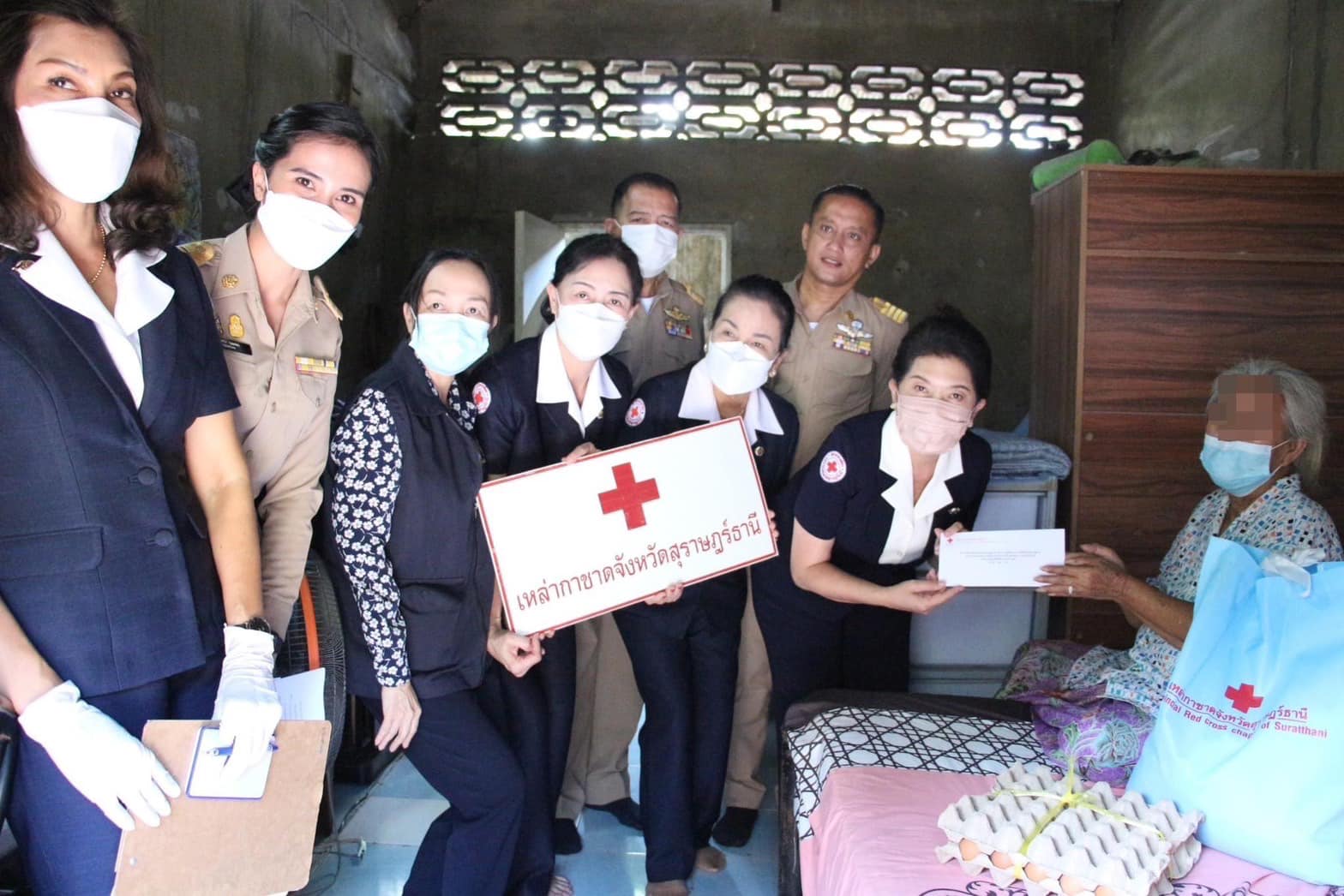 วันนี้ (16 ม.ค.66) เวลา 14.00 น. - 16.00 น. นางอุรสา จินโต นายกเหล่ากาชาดจังหวัดสุราษฎร์ธานี และคณะ ลงพื้นที่ออกเยี่ยมประชาชนกลุ่มเปราะบางในพื้นที่อำเภอเมืองสุราษฎร์ธานี ตามโครงการให้การสังคมสงเคราะห์ราษฎรผู้ยากไร้ ผู้พิการและผู้ด้อยโอกาสในพื้นที่ เพื่อถวายเป็นพระราชกุศลแด่สมเด็จพระเจ้าลูกเธอ เจ้าฟ้าพัชรกิติยาภา นเรนทิราเทพยวดี กรมหลวงราชสาริณีสิริพัชร มหาวัชรราชธิดา จำนวน 7 ราย ดังนี้
       1. มอบเงินสงเคราะห์ จำนวน 3,000 บาท ถุงยังชีพและไข่ไก่ จำนวน 4 ราย ได้แก่
       🔸นางบุญญา ปลอดด่วน อายุ 71 ปี บ้านเลขที่ 208/35 ม.4 ซอยลูกเสือ 2 ต.มะขามเตี้ย
       🔸นางเปียก สุดจิตต์ อายุ 87 ปี บ้านเลขที่ 128 ม.1 ต.มะขามเตี้ย
        🔸นางคล้อม ใจงาม อายุ 80 ปี บ้านเลขที่ 185/3 ม.7 ต.มะขามเตี้ย
        🔸นายจรัญ ทองปลอด อายุ 73 ปี บ้านเลขที่ 301/4 ม.4 ต.ขุนทะเล
         2. มอบรถวีลแชร์ ถุงยังชีพและไข่ไก่ จำนวน 3 ราย ได้แก่
        🔹นางสาวเบญจวรรณ์ สังข์พรม อายุ 54 ปี บ้านเลขที่ 103/606 ม.3 ถ.นาเนียน ต.มะขามเตี้ย
        🔹นางสาวบุษรา จิตเอื้ออารี อายุ 52 ปี บ้านเลขที่ 113 ม.2 ต.วัดประดู่ 
       🔹นายสรวุธ สุขอนันต์ อายุ 47 ปี บ้านเลขที่ 218/6 ม.5 ต.ขุนทะเล
       โดยมีปลัดอำเภอ พัฒนาการอำเภอ ผู้ช่วยสาธารณสุขอำเภอ ผู้บริหารองค์กรปกครองส่วนท้องถิ่น กำนัน ผู้ใหญ่บ้าน ฯลฯ อสม. เข้าร่วมกิจกรรม